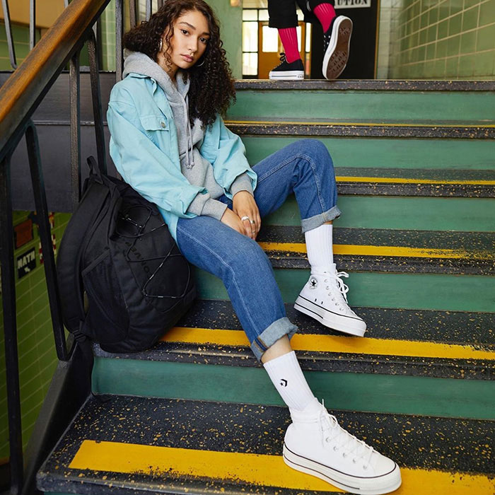 Giày Converse kết hợp với trang phục gì cho nàng thêm hiện đại?