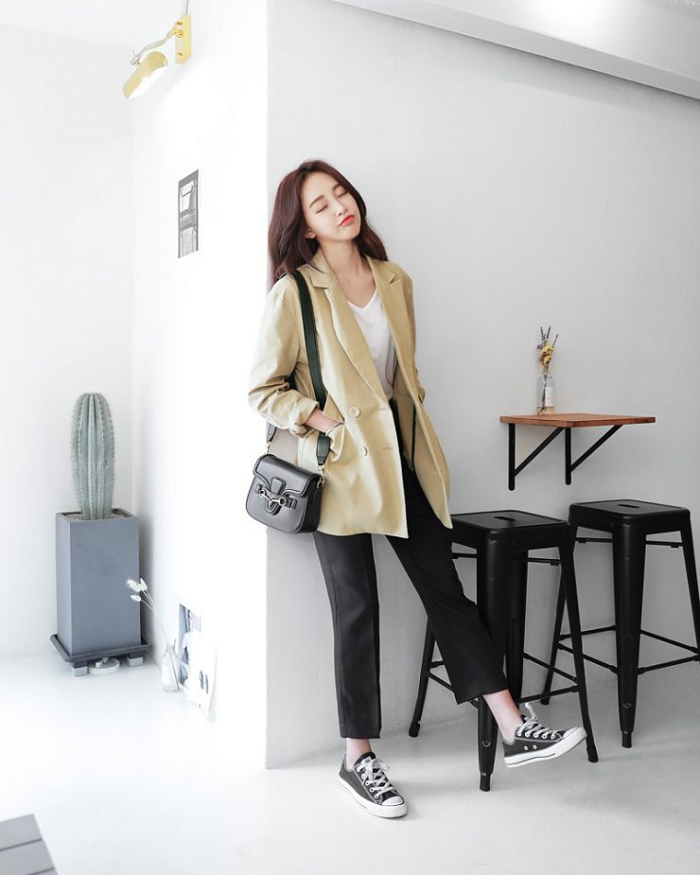 Giày Converse kết hợp với trang phục gì cho nàng thêm hiện đại?