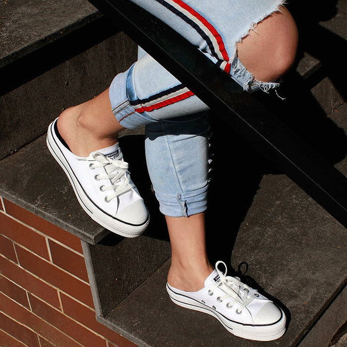 Bí mật đằng sau giày Converse nữ hở gót khiến bao nàng say mê
