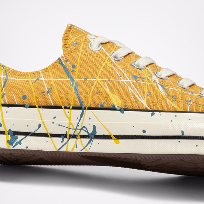 Tỏa sáng với những đôi giày cổ thấp Converse mùa hè này
