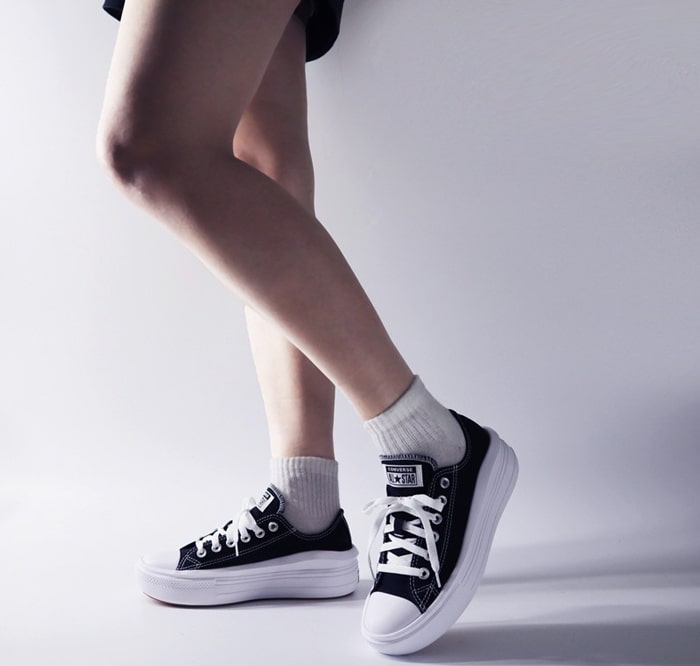 Tỏa sáng với những đôi giày cổ thấp Converse mùa hè này