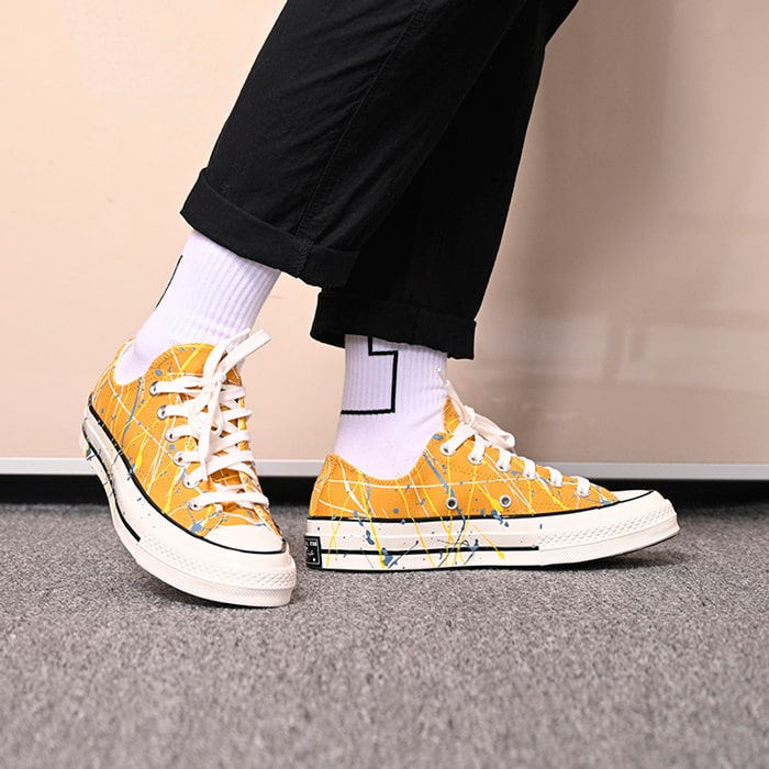 Tỏa sáng với những đôi giày cổ thấp Converse mùa hè này