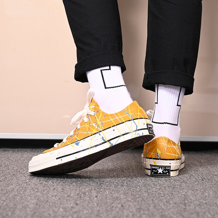 Tỏa sáng với những đôi giày cổ thấp Converse mùa hè này