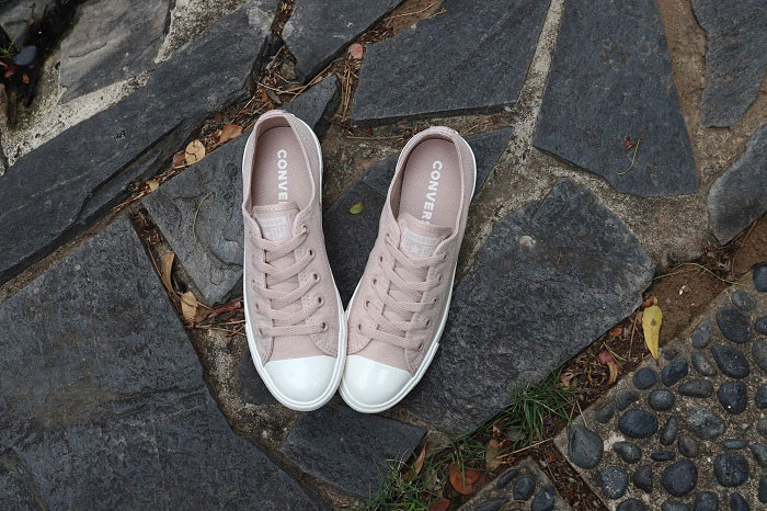Điểm danh những đôi giày Converse nữ da chất lượng nhất hiện nay