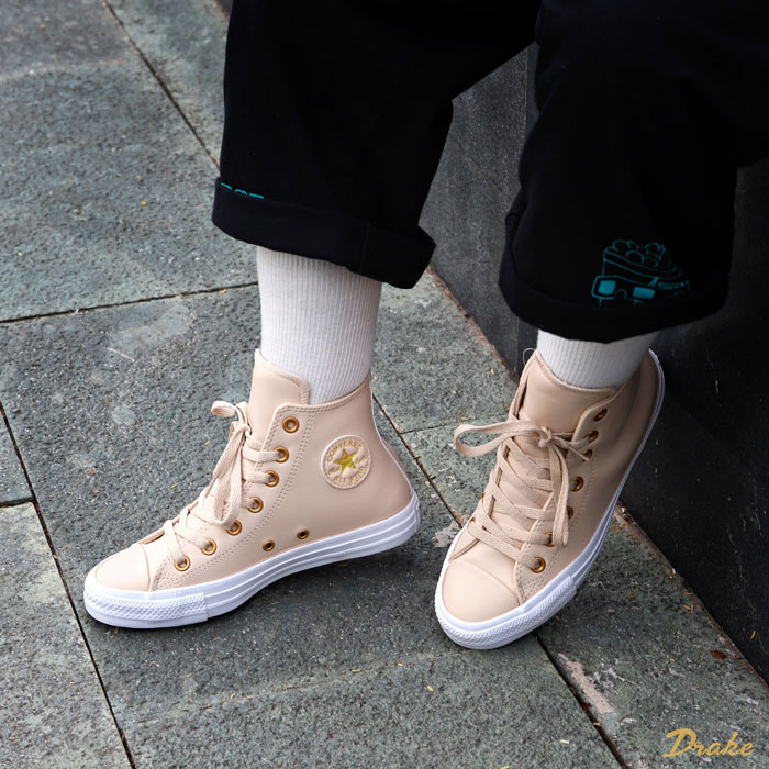 Điểm danh những đôi giày Converse nữ da chất lượng nhất hiện nay