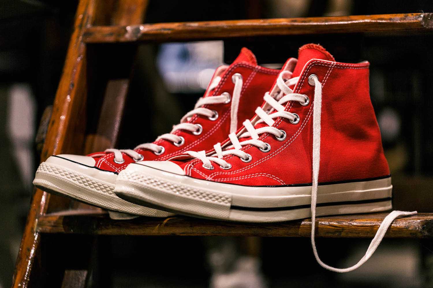 “Đốt cháy” mùa hè này với loạt giày Converse Đỏ nổi bật