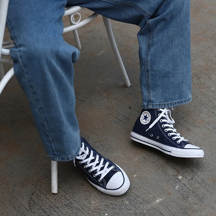 Sức hút khó cưỡng toát ra từ giày Converse Classic cao cổ xanh navy