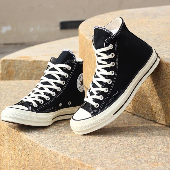 Sức hút không thể cưỡng lại của giày Converse đen