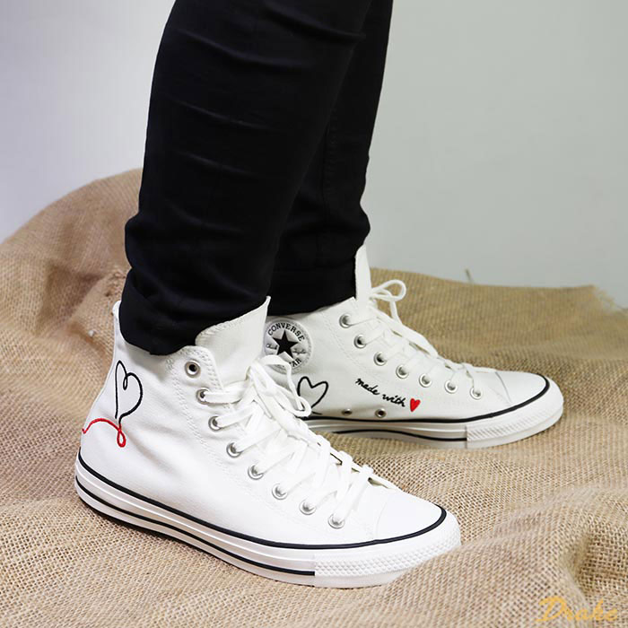 Lan toả thông điệp yêu thương cùng giày Converse trái tim