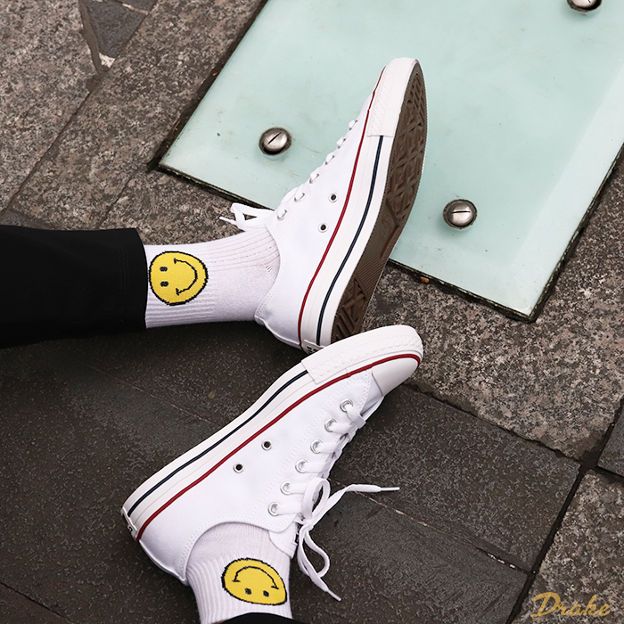 Quý cô tự tin dạo bước xuống phố cùng giày Converse trắng cổ thấp