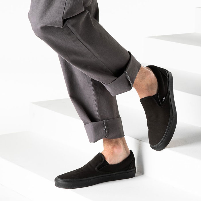 Giày Vans Classic full đen có gì mà ai cũng mê?