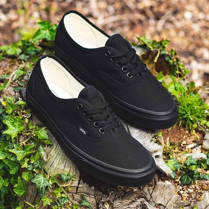 Giày Vans Classic full đen có gì mà ai cũng mê?