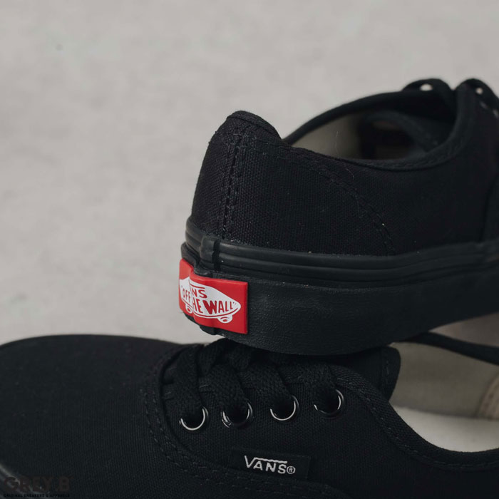 Giày Vans Classic full đen có gì mà ai cũng mê?