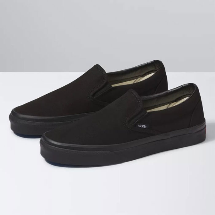 Giày Vans Classic full đen có gì mà ai cũng mê?