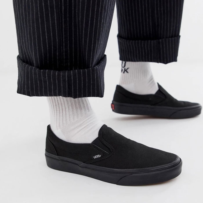 Giày Vans Classic full đen có gì mà ai cũng mê?