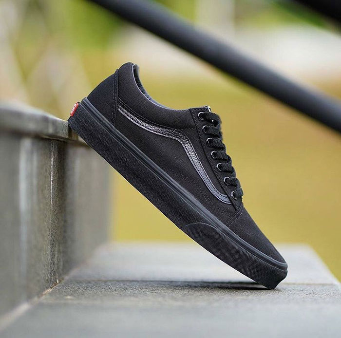 Giày Vans Classic full đen có gì mà ai cũng mê?