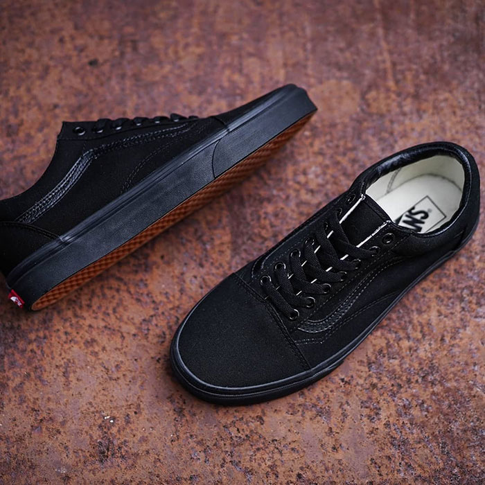 Giày Vans Classic full đen có gì mà ai cũng mê?