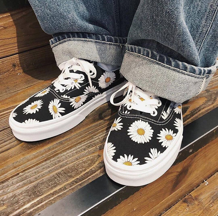 vans era big daisies