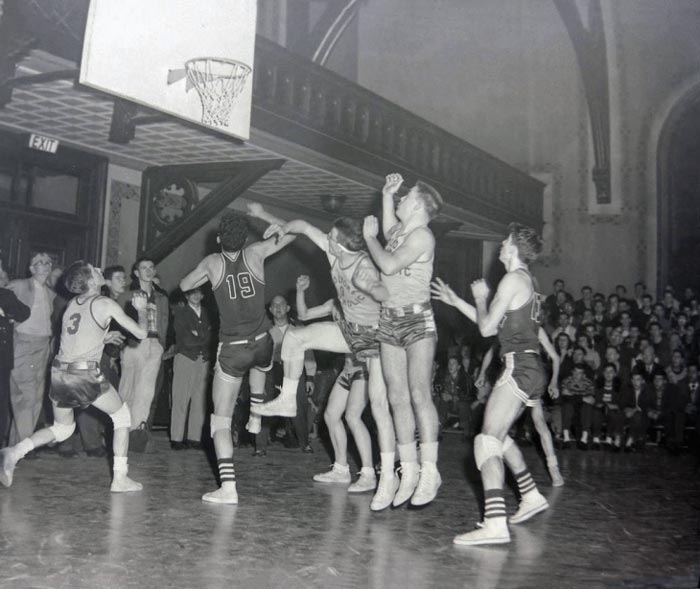 Khám phá những cột mốc vàng trong lịch sử giày Converse