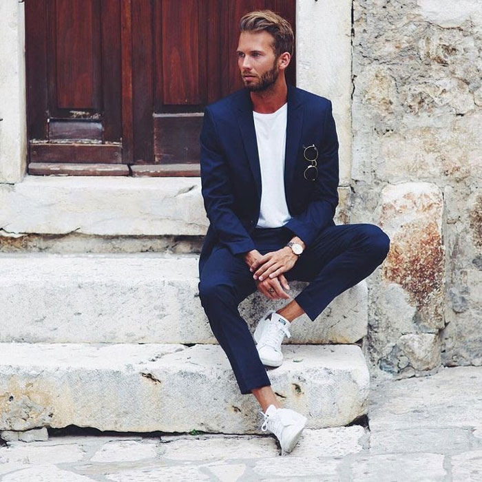 Mặc vest đi giày Converse để tạo nên phong cách không thể nhầm lẫn