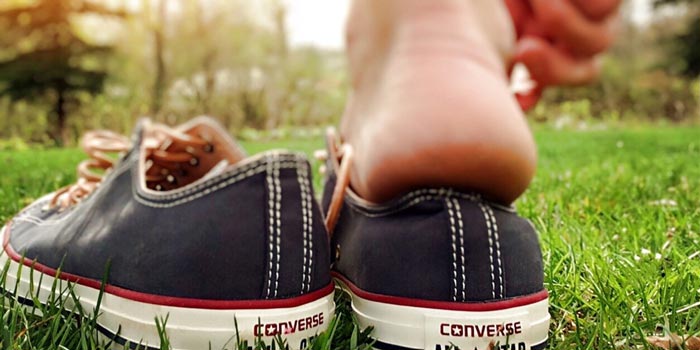 Mang giày Converse bị đau chân và cách khắc phục hiệu quả