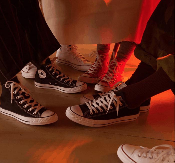 Nên mua giày Converse cổ cao hay thấp để phối đồ dễ hơn?