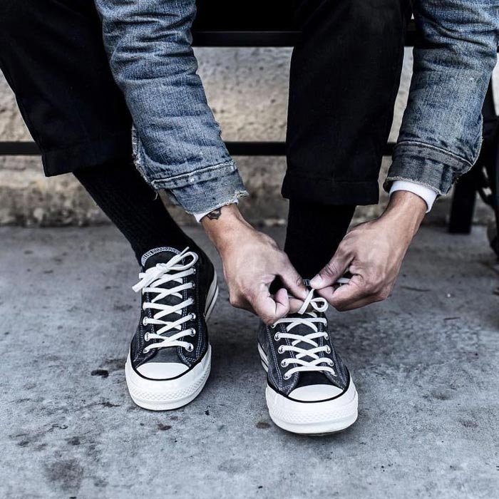 Nên mua giày Converse cổ cao hay thấp để phối đồ dễ hơn?