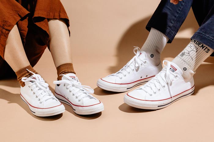 Nên mua giày Converse cổ cao hay thấp để phối đồ dễ hơn?