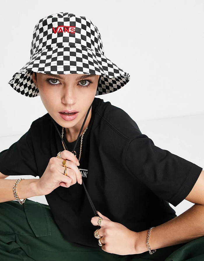 Cùng nón Vans Caro tránh nắng mùa hè nhưng cũng thật phong cách