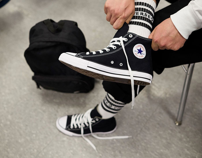 Hãy để tất đi giày Converse trở nên tỏa sáng trên outfit thường ngày
