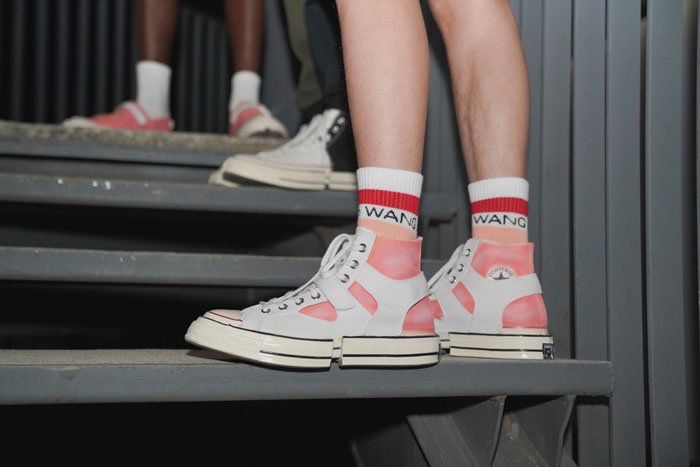 Học hỏi gì từ cách mix match sành điệu với tất Converse nữ 