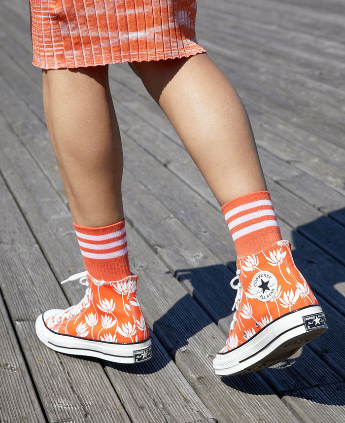 Học hỏi gì từ cách mix match sành điệu với tất Converse nữ 
