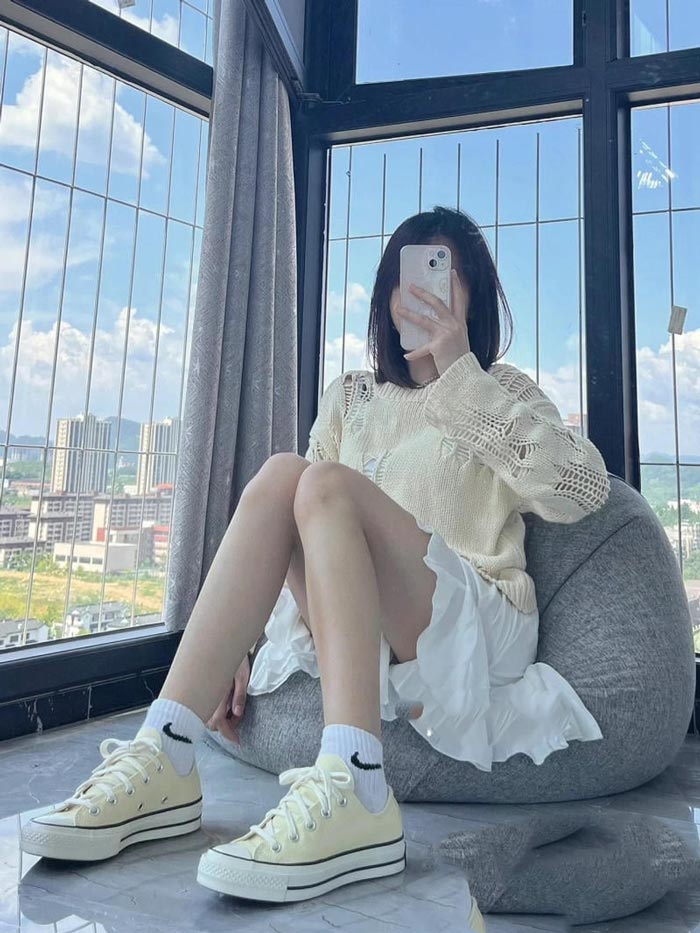 Váy và giày Converse - Công thức phối đồ trẻ trung không bao giờ lỗi mốt
