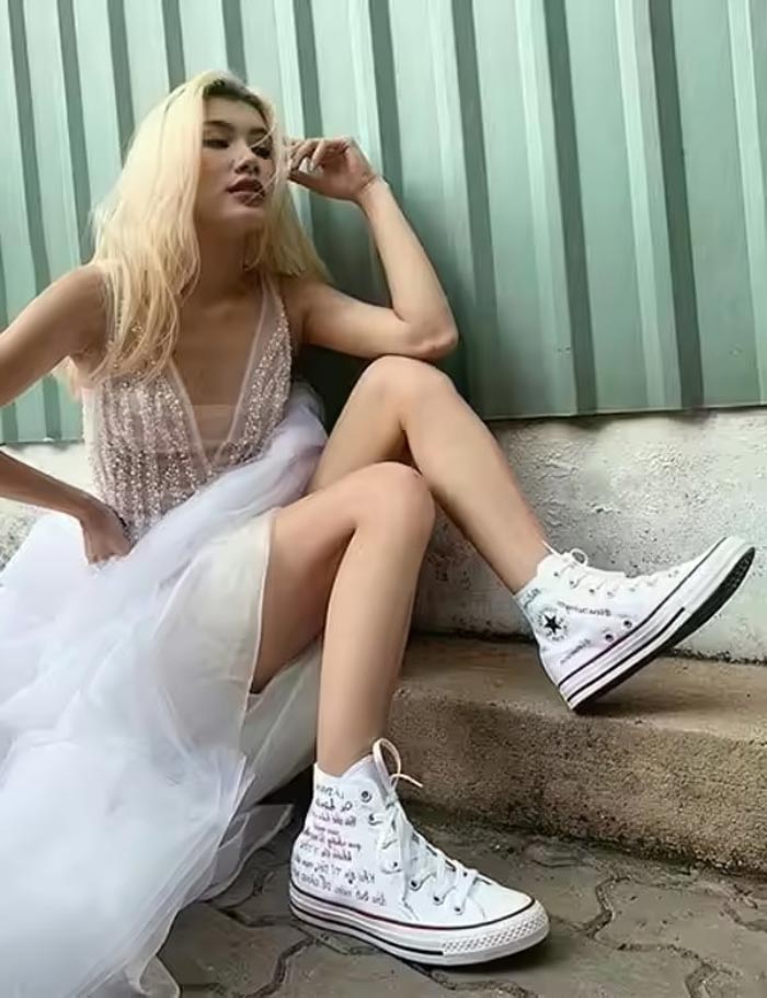 Váy và giày Converse - Công thức phối đồ trẻ trung không bao giờ lỗi mốt
