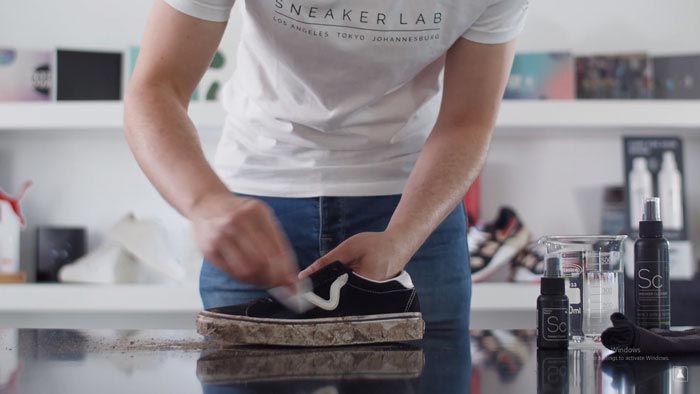 Bỏ túi những cách vệ sinh giày Vans tại nhà trông như mới