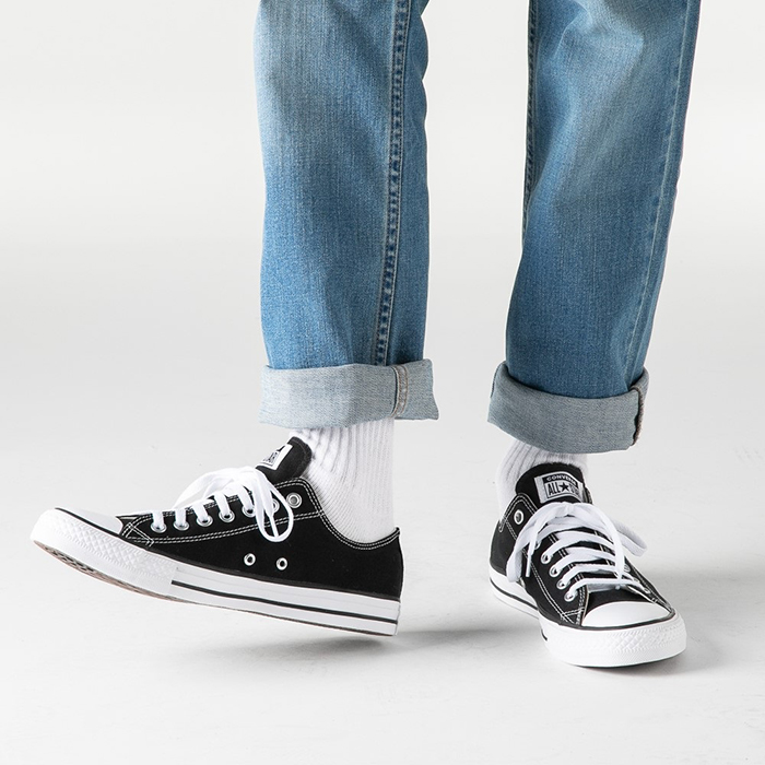 Cách chọn các kiểu vớ mang giày Converse để outfit sành điệu hơn