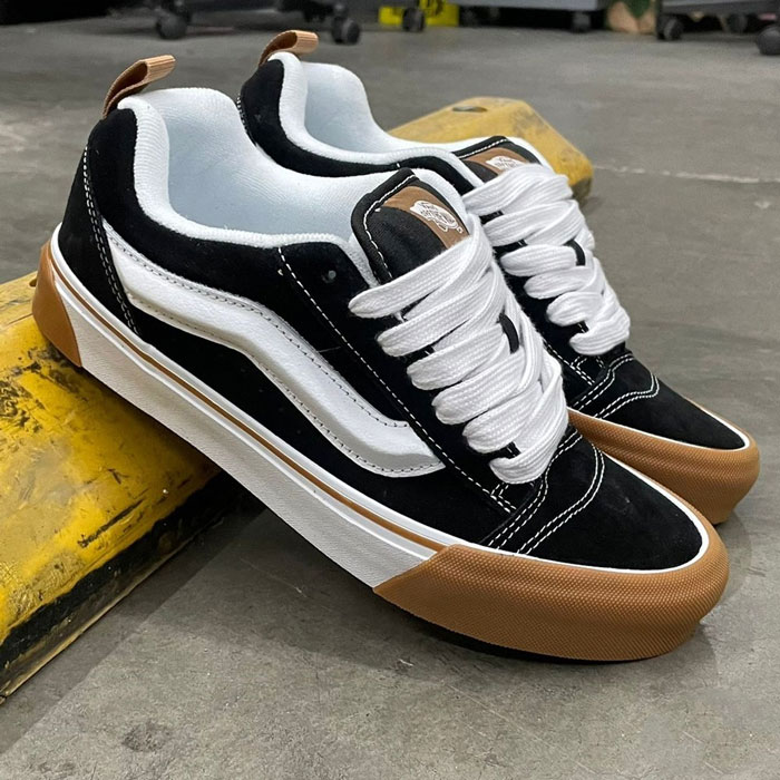 Lột xác với diện mạo chất lừ của Vans Knu Skool Gum Bumper Black