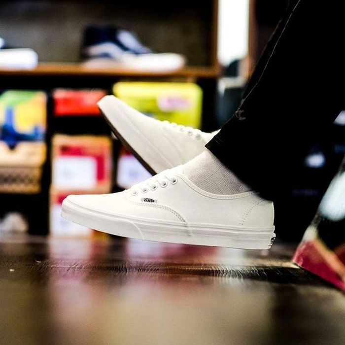 Đôi nét về những mẫu giày Vans Authentic Classic làm các tín đồ say mê