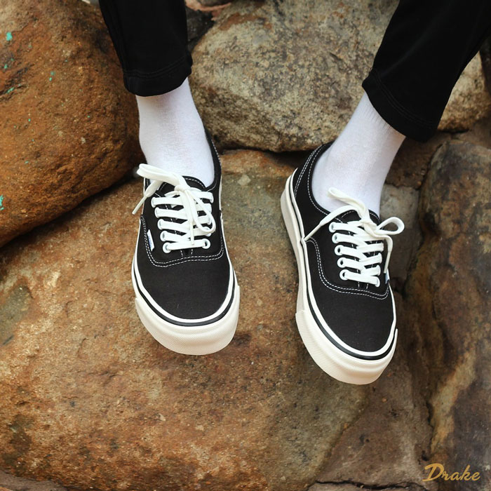 Khám phá những mẫu giày Vans Authentic đen basic vạn người mê