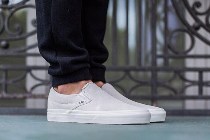 Nhẹ nhàng nhưng cũng đầy cá tính với những đôi Vans lười trắng