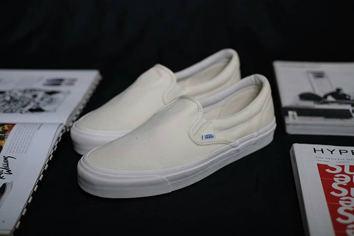 Nhẹ nhàng nhưng cũng đầy cá tính với những đôi Vans lười trắng