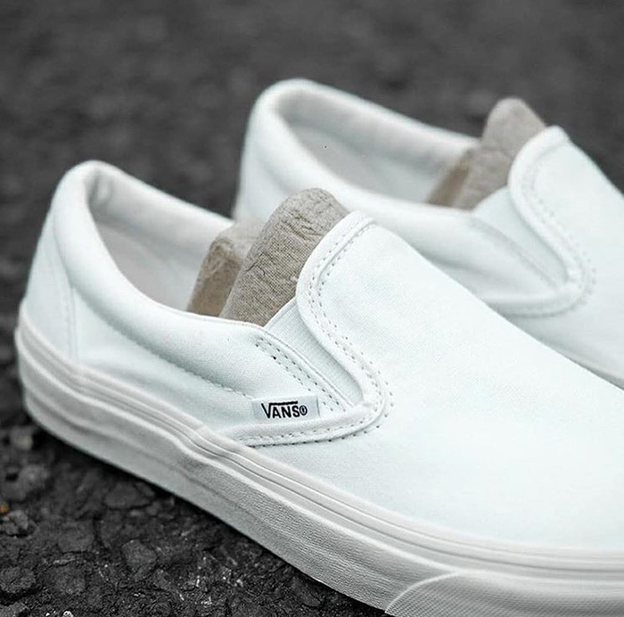 Nhẹ nhàng nhưng cũng đầy cá tính với những đôi Vans lười trắng