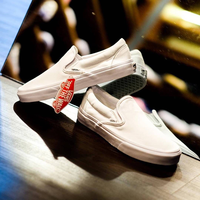 Nhẹ nhàng nhưng cũng đầy cá tính với những đôi Vans lười trắng