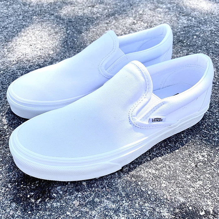 Nhẹ nhàng nhưng cũng đầy cá tính với những đôi Vans lười trắng