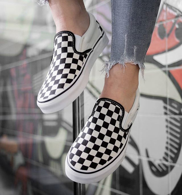 Mê mẩn trước những đôi giày Vans Slip-on Checkerboard đỏ nổi bật
