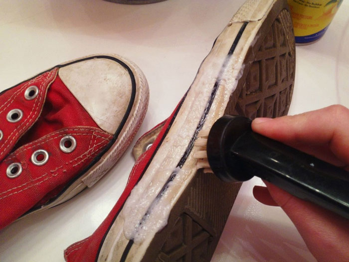 Cùng Drake chia sẻ kinh nghiệm xử lý giày Converse cũ cực hiệu quả 