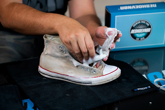 Cùng Drake chia sẻ kinh nghiệm xử lý giày Converse cũ cực hiệu quả 